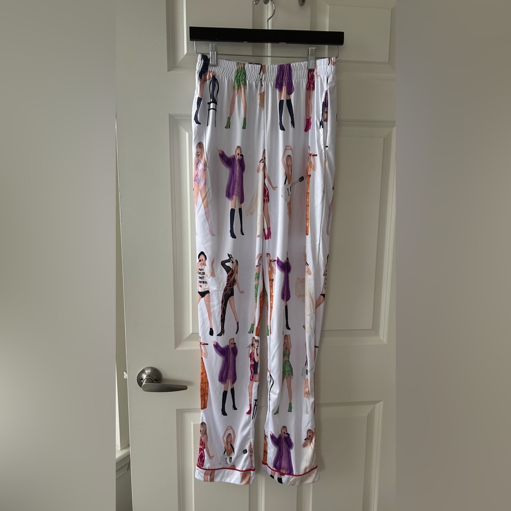 Taylor Swift Print Pajama Set - Picture 5 of 10
